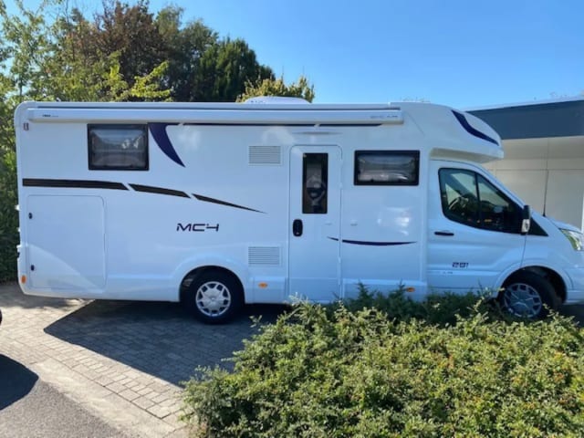 MC LOUIS MC4 281  – 4p McLouis semi-integrated uit 2022