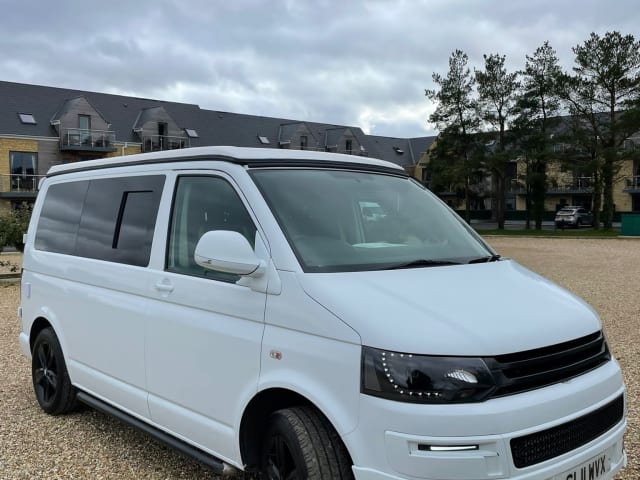 Junior – Nieuw omgebouwde 4 persoons Volkswagen Camper uit 2011