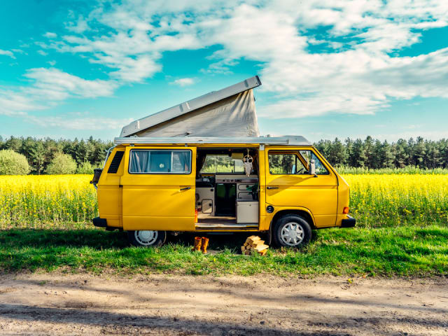 Simba – la fourgonnette Volkswagen rétro jaune avec toit relevable 