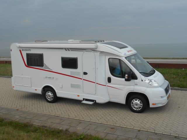 Geweldige camper – A great camper with a wonderful queen-size bed