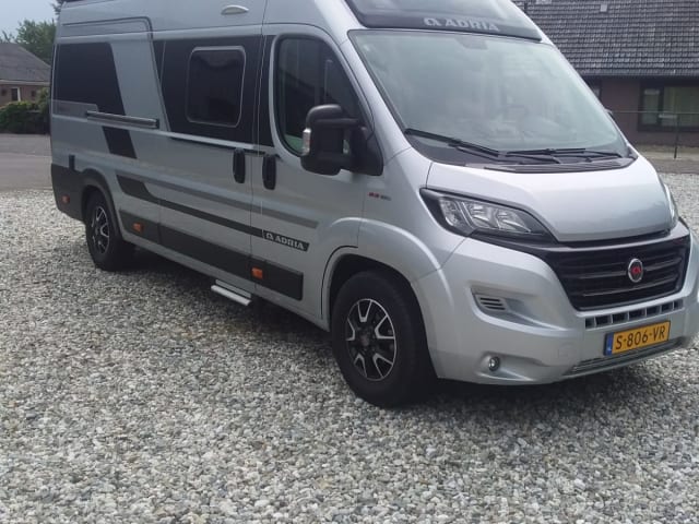 Unique 4 pers 160HP Family top brand Adria bus camping-car à partir de 2021
