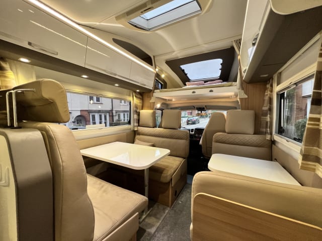 Dolly – Luxury 7 birth Motorhome Family e tu puoi avere un chilometraggio illimitato nel Regno Unito