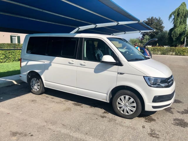 Noleggio van VW T6 con due posti letto