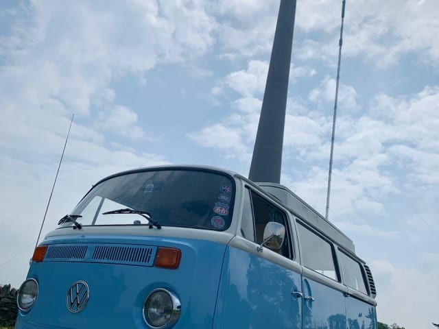 Bertie – Mieten Sie Bertie, unseren Volkswagen T2 Baywindow Campervan von 1973!