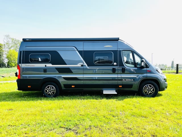 Twin Explorer SLB Luxe Fiat 140 AT9V 3,5T Automaat – 2p Adria Mobil bus uit 2024