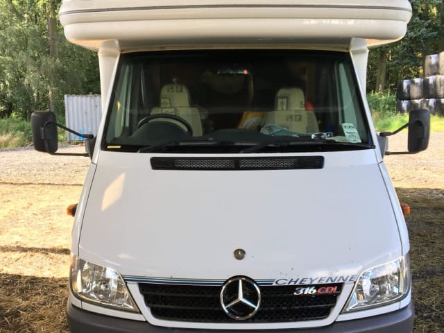 Alcova Mercedes-Benz da 6 posti letto del 2006