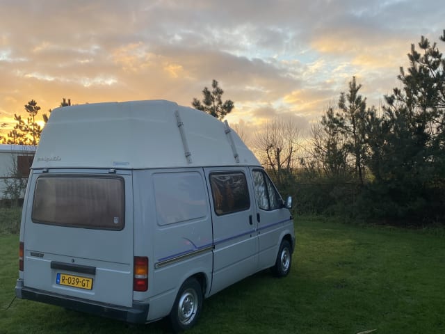 Josje – Ford Transit classico camper a benzina