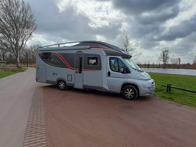 Luxury motorhome 4 persons automatic.