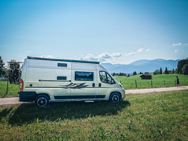 Jackie's hut – Schöner Peugeot Camperbus, 150 PS