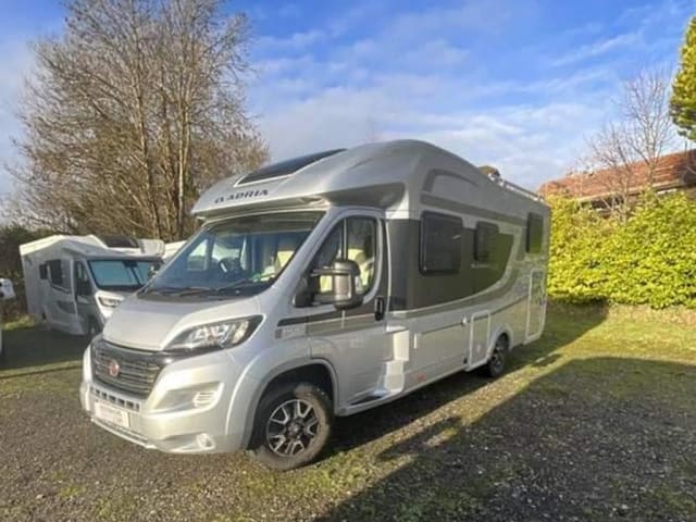 SilverBird – luxurious Adria Matrix 670SL - Located 10mins from Heathrow Airport