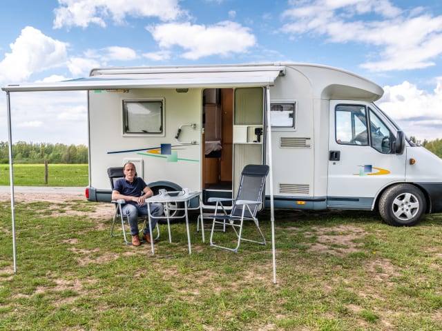 Compact semi-integrated motorhome