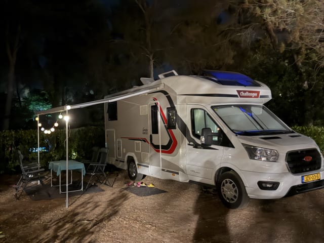 Challenger – Very luxurious camper with automatic transmission, cozy layout, and 2 rooms!