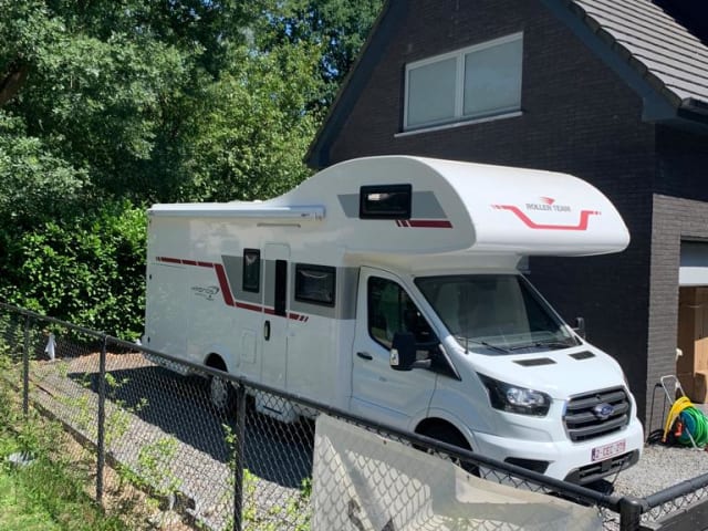 Luxe mobilhome met ruime bedden en zéér grote garage 