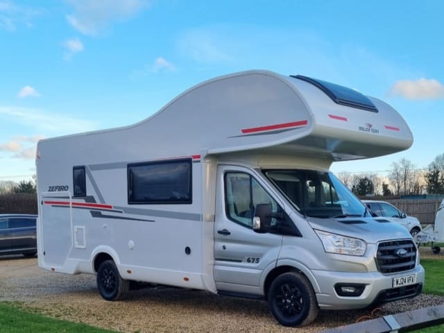  Rollerteam Zefiro 675  – Camper di lusso con 4 posti letto 