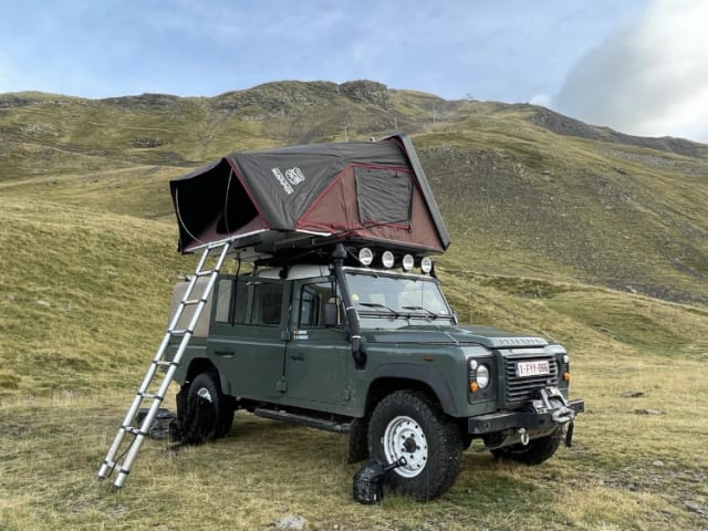 Jeff The Def – Prachtig uitgeruste Land Rover Defender 130 te huur.