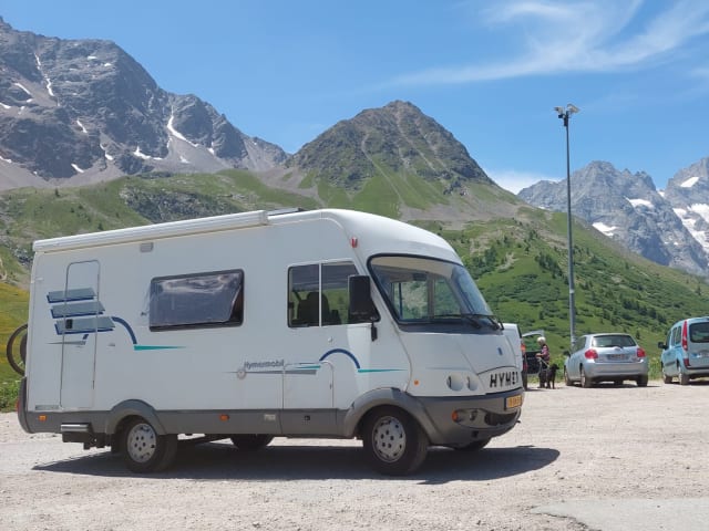 Cozy 5-person Hymer integral camper