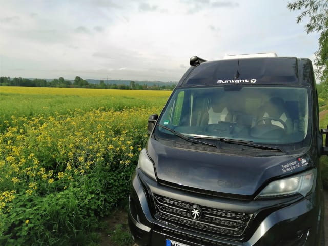 Eingeklappter Tisch - Platz pur während der Fahrt. – Wohnmobilvermietung  Sachsen/ Wohnmobil mieten in der Oberlausitz bei Bautzen, Dresden, Görlitz,  Löbau