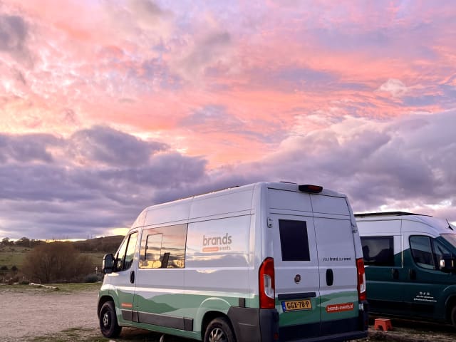 Wildkamperen, off-grid leven, eindeloze vrijheid 🌲🌞 ga waar je wilt, wanneer je wilt, zonder afhankelijk te zijn van campings of stroompunten! – Self-sufficient Fiat camper – 3 seats, ready for adventure