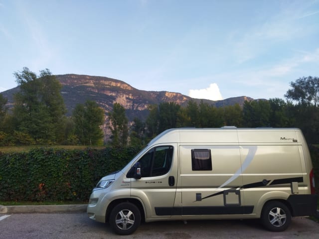 prestige – 3p McLouis bus uit 2018