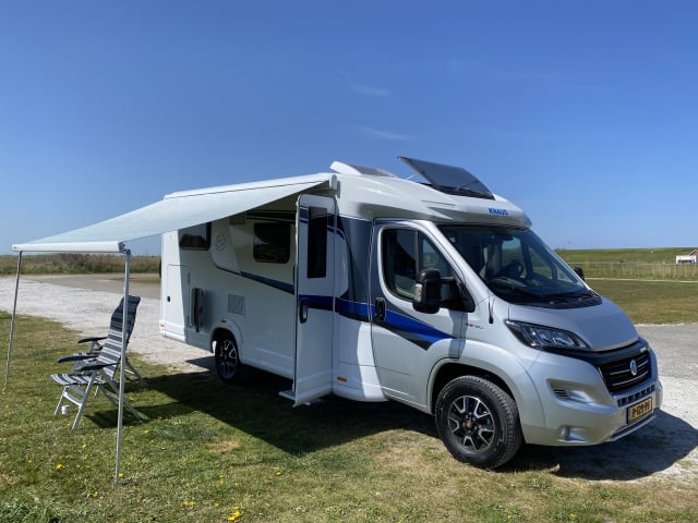 Vrije Vogels – Junger Luxus Knaus Sky Ti mit Fahrradträger + großer Garage + Kamera