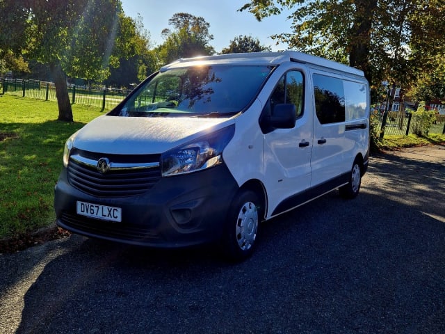 Bazza – 4 berth campervan with pop top roof