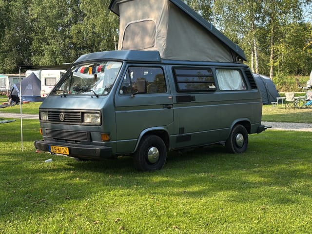 Kamper Barry – 4-person Volkswagen campervan from 1984