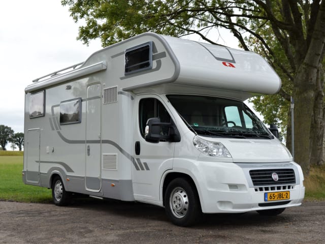 Beautiful complete and very neat 6-person camper (Fiat Ducato Adria Mobil)