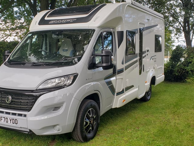 Moderne Swift 4-persoons camper. All-Season opgezet