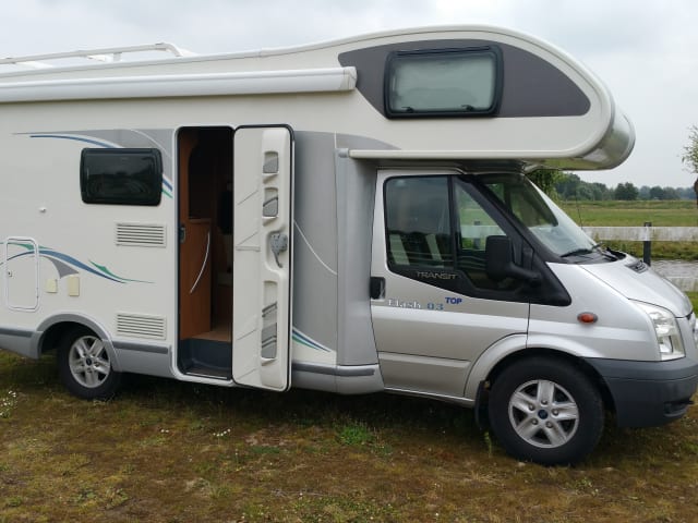 Nice, complete family camper with large seating area