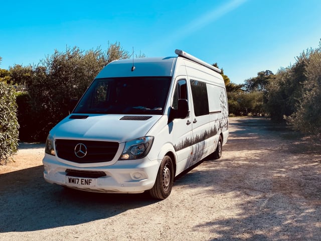 Bo – Black Wild Adventures - Luxe Mercedes-camper met 2 slaapplaatsen (2017)