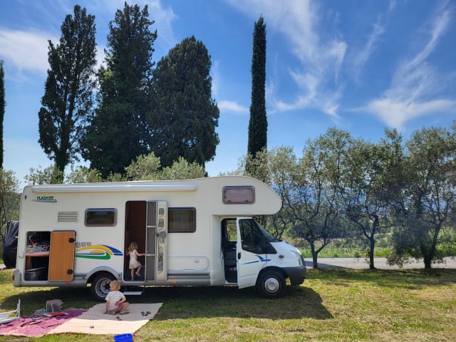 Spacious and comfortable family camper. 6p Chausson alcove from 2008