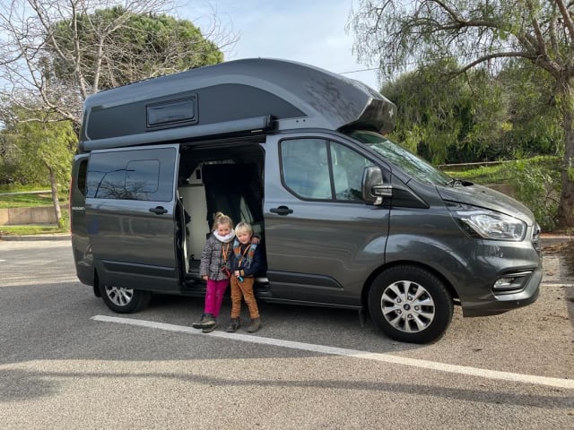 D'eropuit – Nieuwe campervan Ford Nugget Plus met hoogdak en toilet - 4 personen