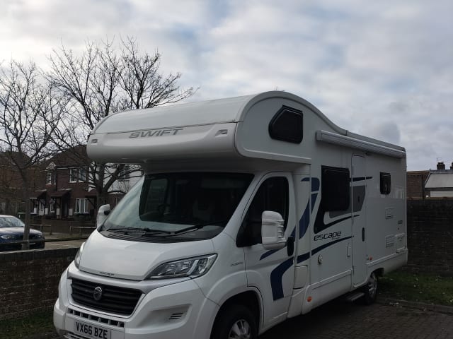 6 berth Swift escape 696 .    Reg 2016