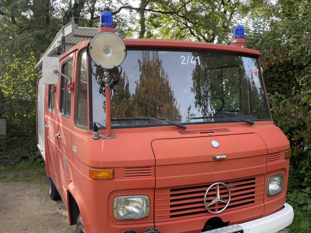 Billie – Charmante zelfbouw Brandweerbus (Mercedes 408)