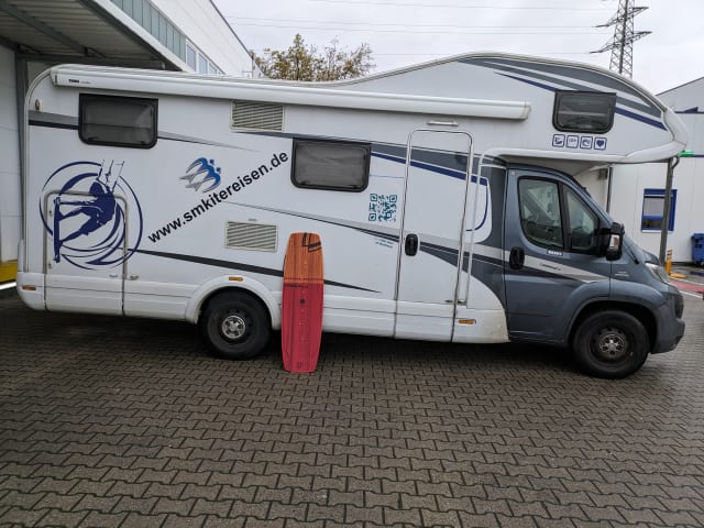 Knausi – Zelfvoorzienende familiestacaravan met 6 bedden en zitplaatsen