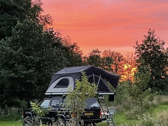 Black Beauty – Jeep Cherokee met Yuna Family rooftoptent