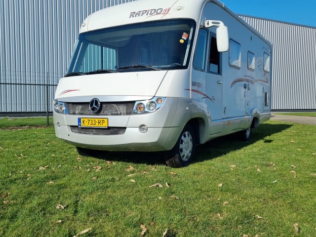 4p Mercedes-Benz integrated uit 2008