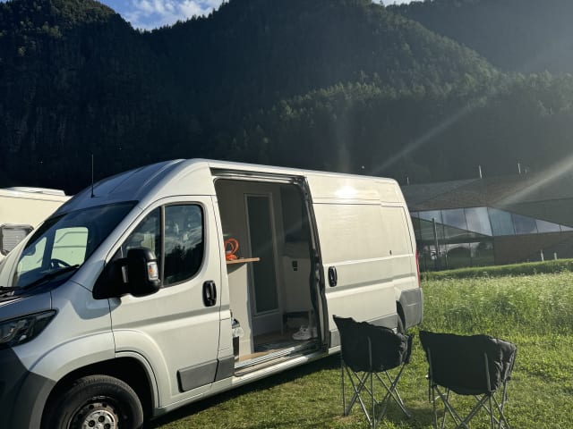 Bruno the Boxer – 2 berth Peugeot campervan from 2017