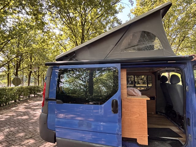 Blue – 2p Renault campervan uit 2008