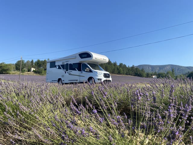 Mobil-home avec beaucoup d'espace de rangement