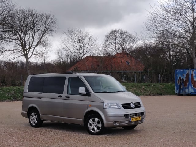 Goldie – Volkswagen T5 2 slaapplaatsen 5 zitplaatsen