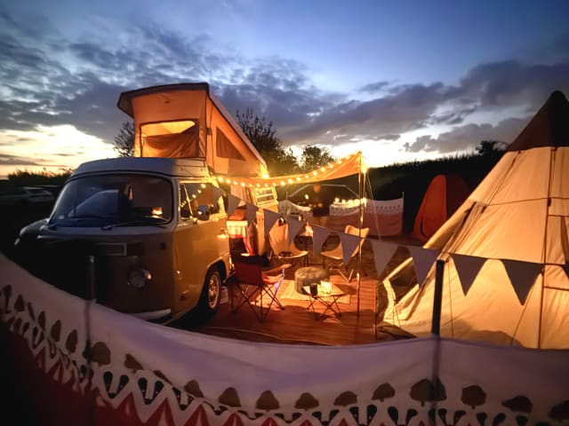 Ned – Modernisierter VW T2 mit Servolenkung und 4 Schlafplätzen und allen Extras