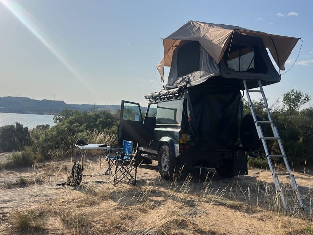The Mail Man – Avontuurlijke Land Rover Defender 90 met nieuwe daktent en luifel
