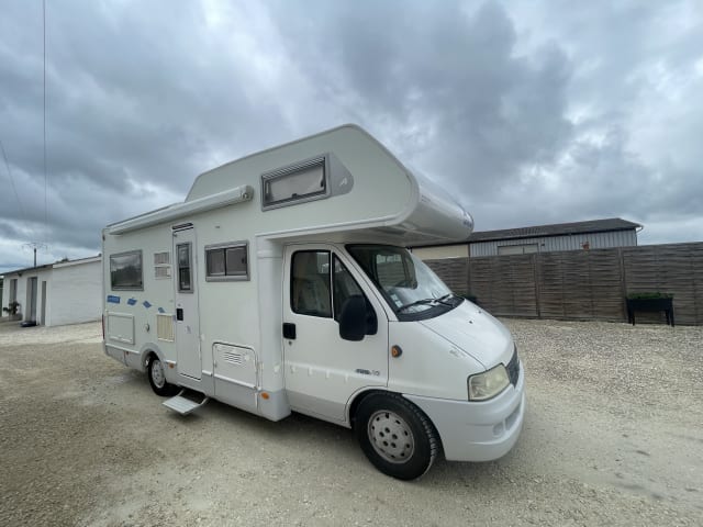 Camping-car qui vous fera découvrir le monde