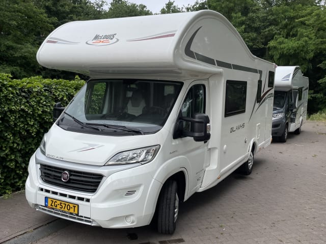 Beautiful, spacious and luxurious camper with awning and air conditioning for the whole family (6 pers