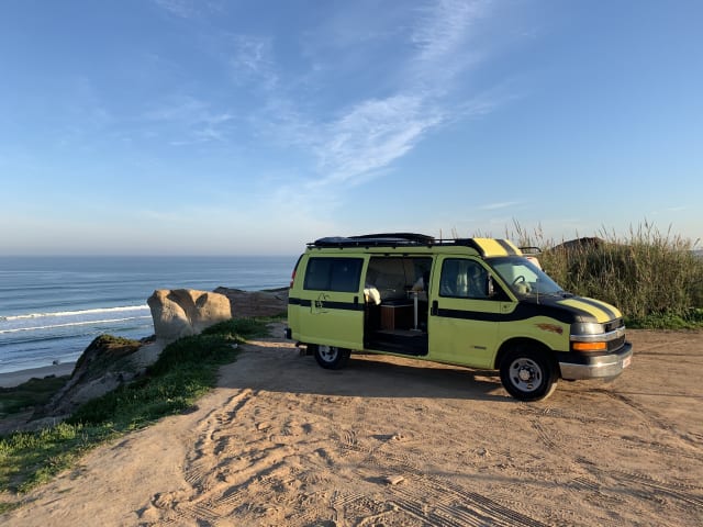 Crazy Yellow Chevy Van per andare tutti "Off Grid".