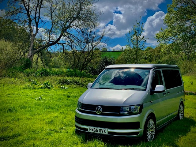 Lola D'Camper – Lola D'Camper – Schönes VW Campervan mit 4 Schlafplätzen – Bereit für dein nächstes Abenteuer