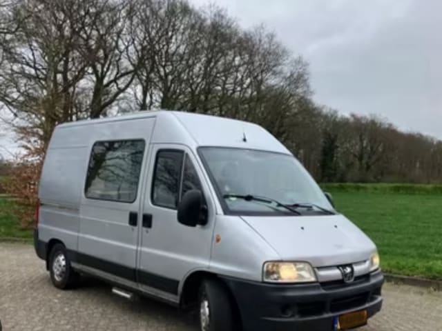 PanBoeddha – 2er Peugeot Bus aus dem Jahr 2004