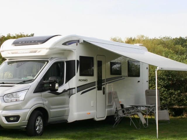 Lily – Luxe automatische camper met 4 slaapplaatsen 