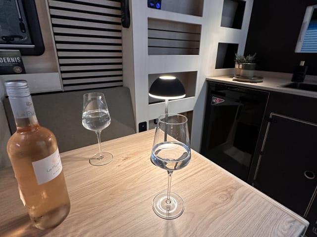 VanDong – Herfstvakantie aanbieding!☀️ 🚌 🌲off grid ⛰️avontuur ✨nieuw interieur 